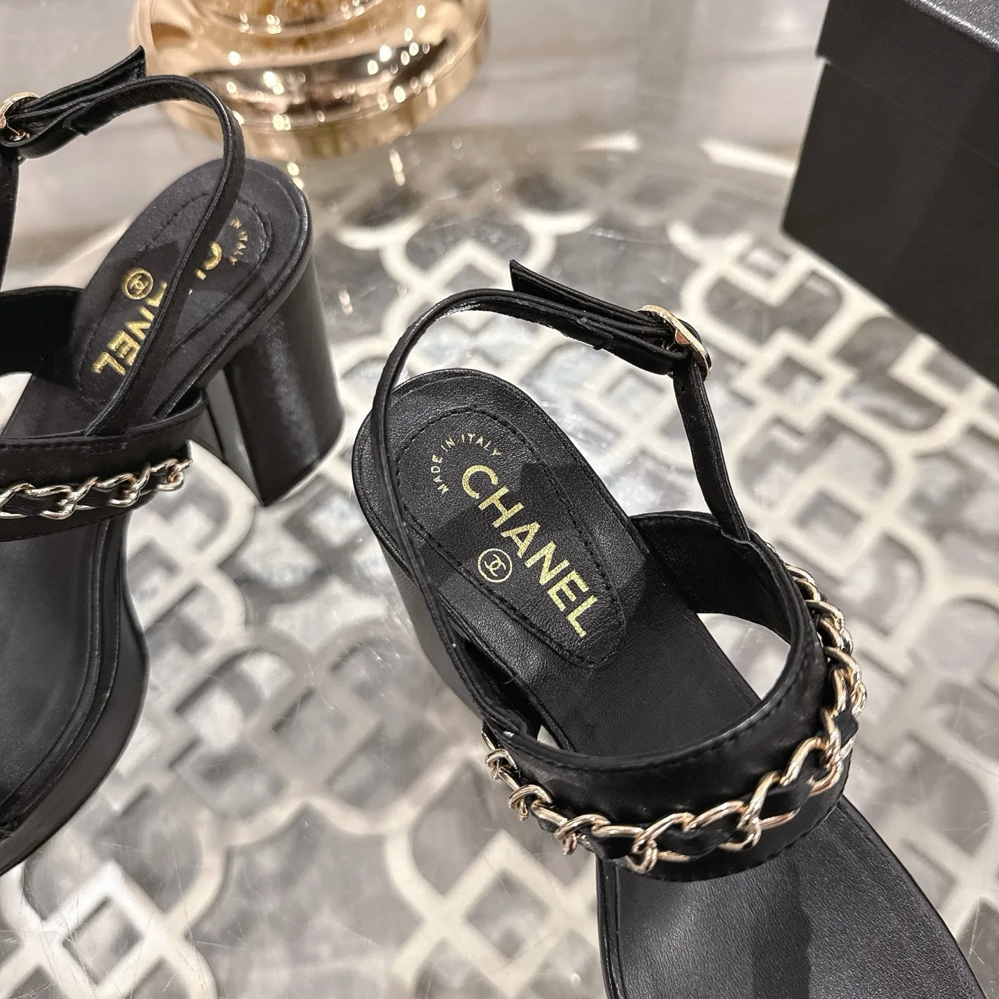 👟👟Ex-factory price 560👟👟Chanel Xiaoxiang 2025ss spring and summer latest high-heeled bucket catwalk fashion chain decoration top quality! Accurate to 1:1, light luxury without tiring the feet, the upper feet can be matched with spring and summer clothes at will, highlighting the texture and taste, simple yet luxurious appearance, even if it is just a pair of sandals, it is definitely a must-have pair in the summer shoe cabinet. Upper: imported lambskin. Lining: imported sheepskin lining. Outsole: Italian leather outsole. Heel height: 10.5cm. Size: 35-40 (40.41.42 custom-made, non-returnable)